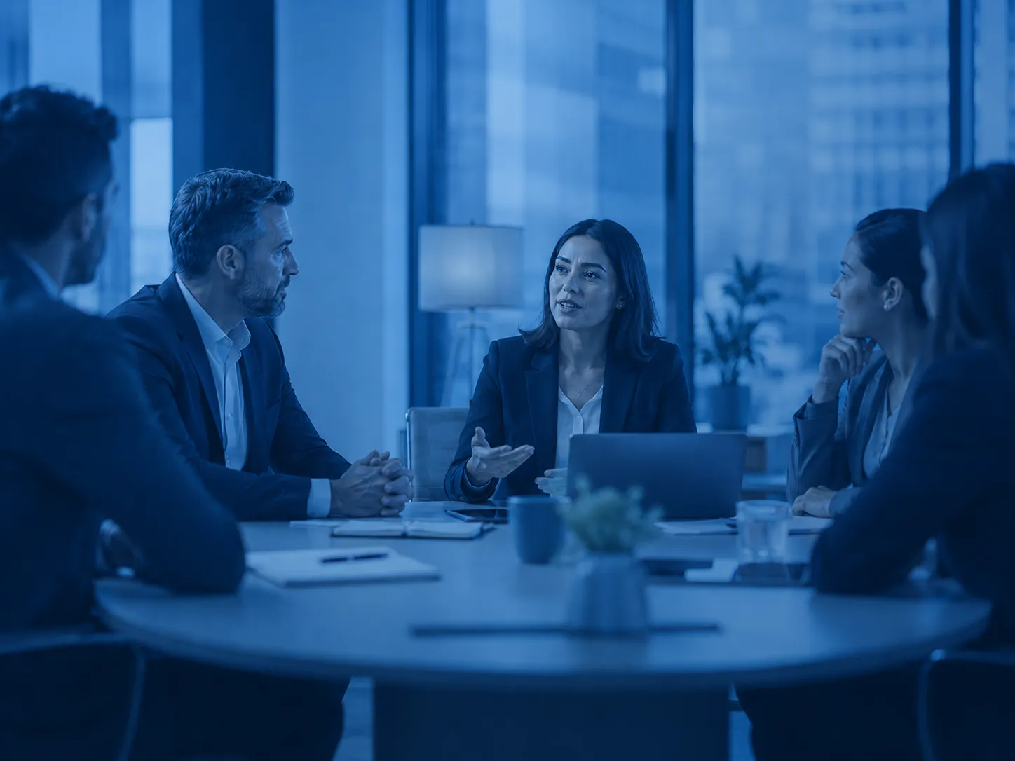 Inteligencia emocional en el trabajo durante una reunión de equipo empresarial